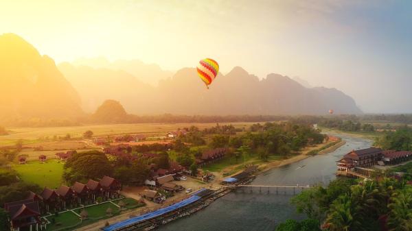 Vang Vieng: Kalksteinfelsen, Höhlen und Outdoor-Abenteuer