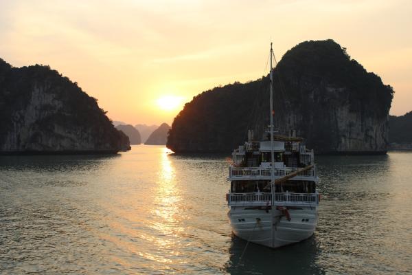 Halong-Bucht: Per Boot durch Vietnams smaragdgrünes Paradies